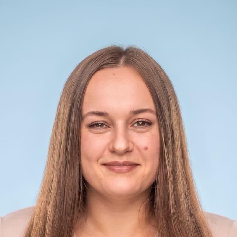 Miss Neli – Učitelka / chůva
